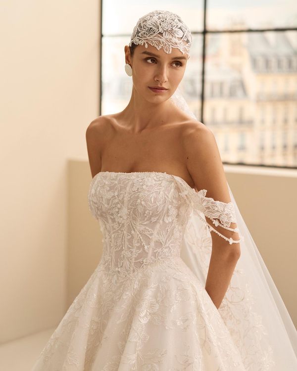 NAYRA - Vestido de novia de dos piezas en encaje pedrería con hilo plata con escote palabra de honor y silueta princesa. In... 1