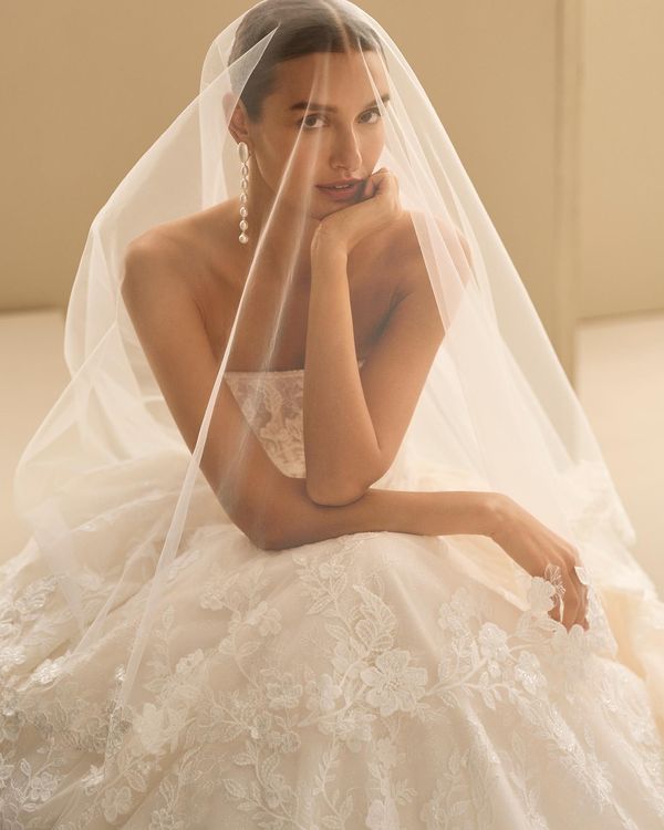 NESIRE - Vestido de novia de silueta princesa con escote palabra de honor. Confeccionado en encaje pedrería. Mangas abullon... 1