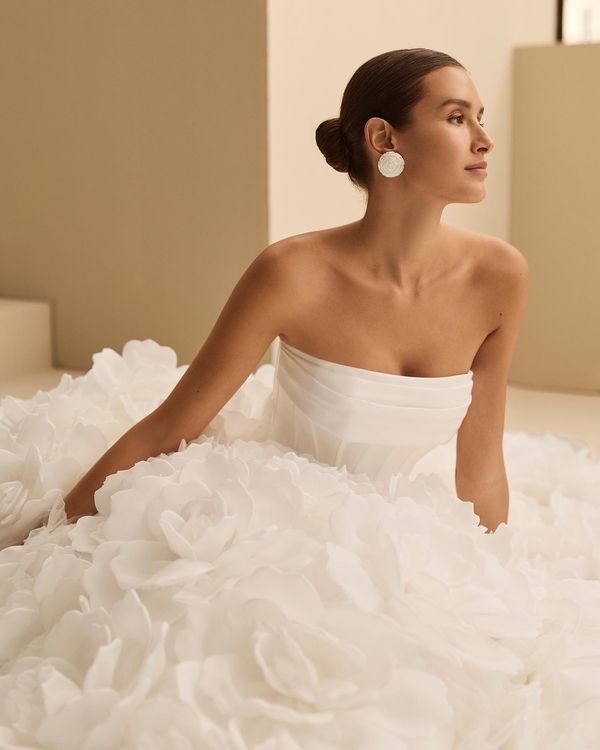 NULET - Two-piece bridal gown with strapless neckline and princess silhouette. Satin bodice with corset finish and tulle sk... 1