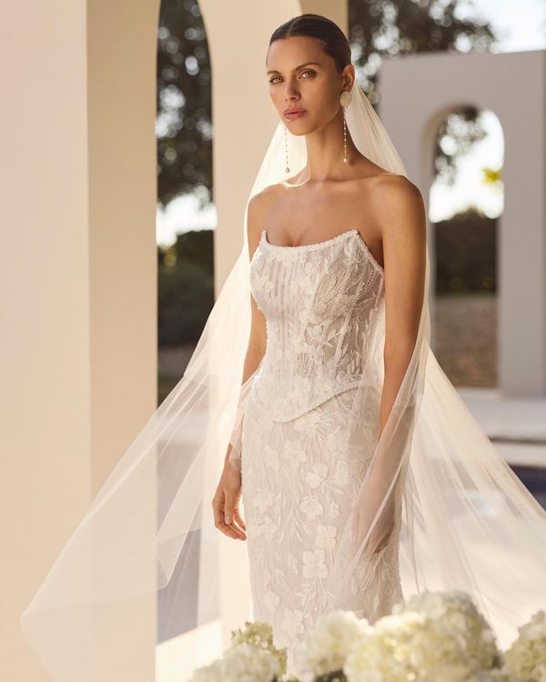 NILSA - Vestido de novia de dos piezas con silueta sirena, escote palabra de honor en encaje pedrería y acabado corsé. 1