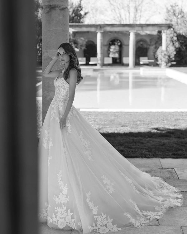 XIOMAR - Robe de mariée ligne A en tulle glitter avec décolleté cœur, dos ouvert, bretelles avec nœud, applications, fermet... 1