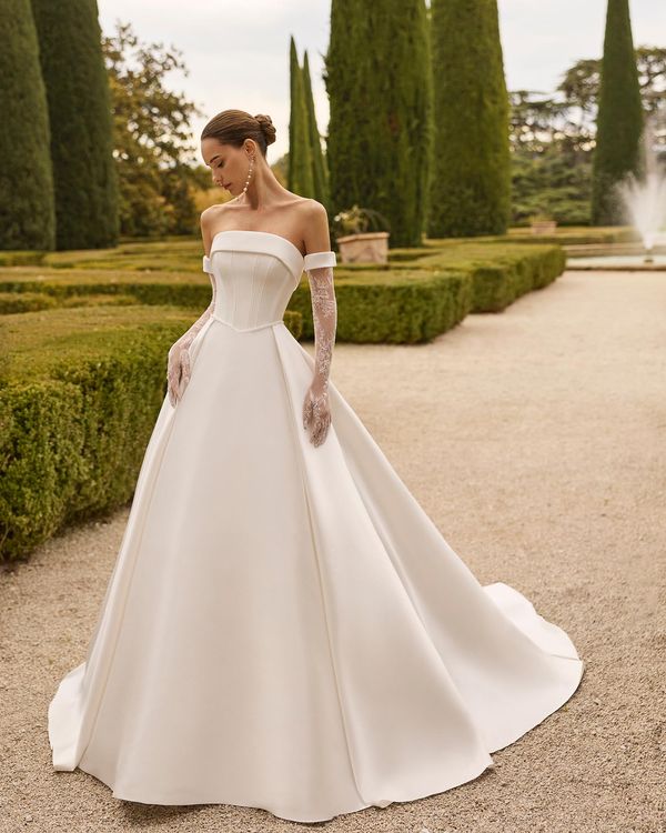 XIRAE - Robe de mariée princesse en mikado avec bustier, fermeture éclair au dos, gant en dentelle. 1