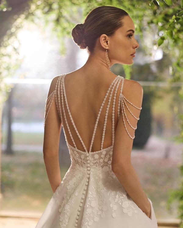 XIRILA - Robe de mariée ligne A en gaze avec décolleté rond, bretelles avec dentelle perlée, dos ouvert avec fermeture écla... 1
