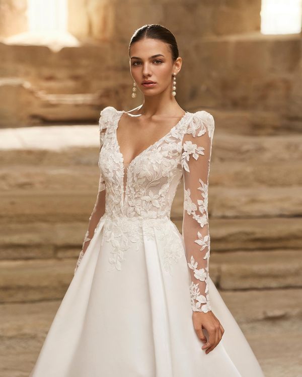 POESIA - Vestido de novia línea A con escote pico y espalda en V. Cuerpo de encaje pedreria, mangas largas de encaje extraí... 1