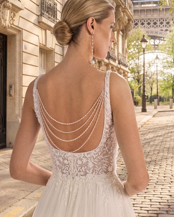 TIBER - Robe de mariée ligne A avec décolleté carré et dos carré, bretelles, corsage en dentelle perlée, jupe en tulle doux... 1