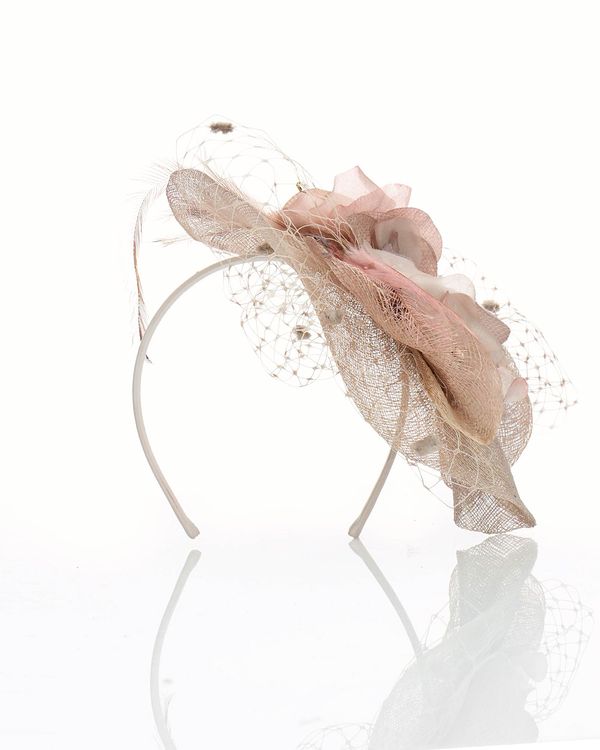 4QT13TOC00 - Fascinator aus Sinamay mit Netz. Verziert mit Organzablume und Federn. 1