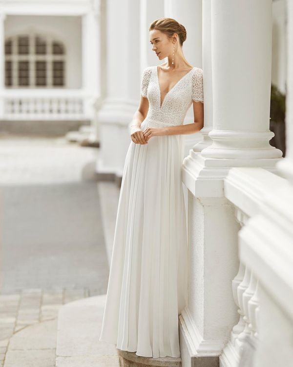 SADY - Vestido de novia ligero de georgette y encaje con pedrería en cintura y mangas. Con escote en V,  espalda escotada y... 1