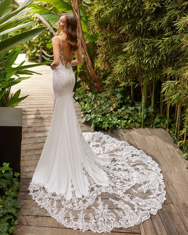 HELGA - Vestido de novia sexy de corte sirena elaborado en crepe elástico combinado con encaje enriquecido con pedrería y c... 1
