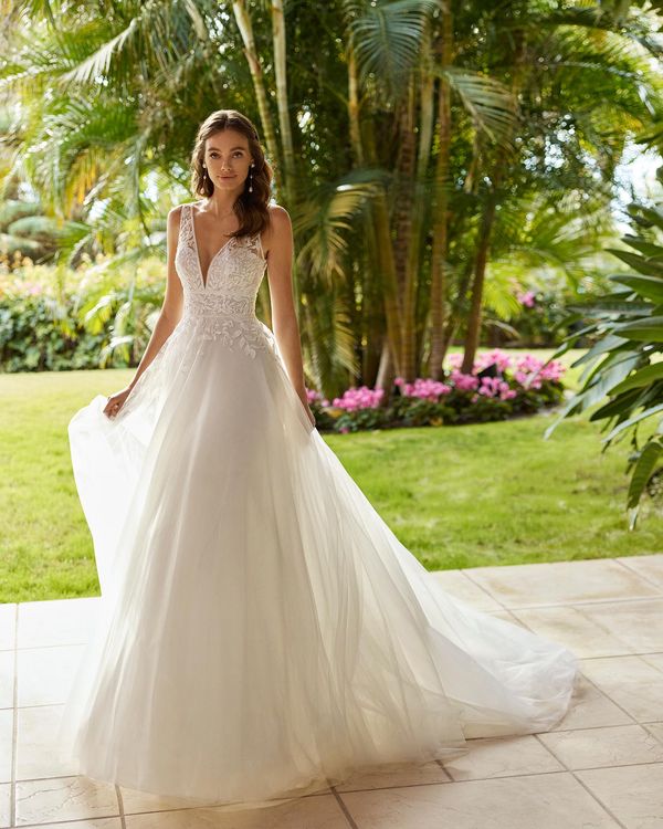 HERA - Vestido de novia de estilo clásico de corte princesa, confeccionado en tul con aplicaciones de encaje; de escote y e... 1