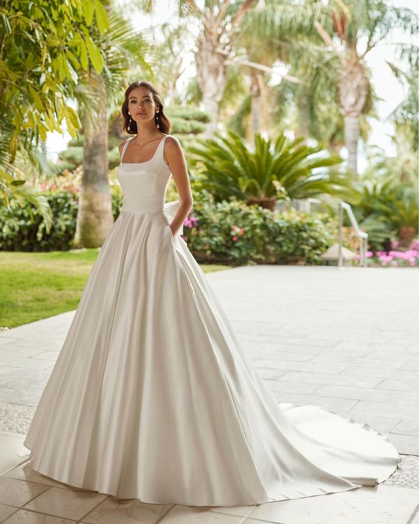 HOLLIE - Vestido de novia clásico de corte evasé, confeccionado en raso con falda de gran volumen con bolsillos; de escote... 1