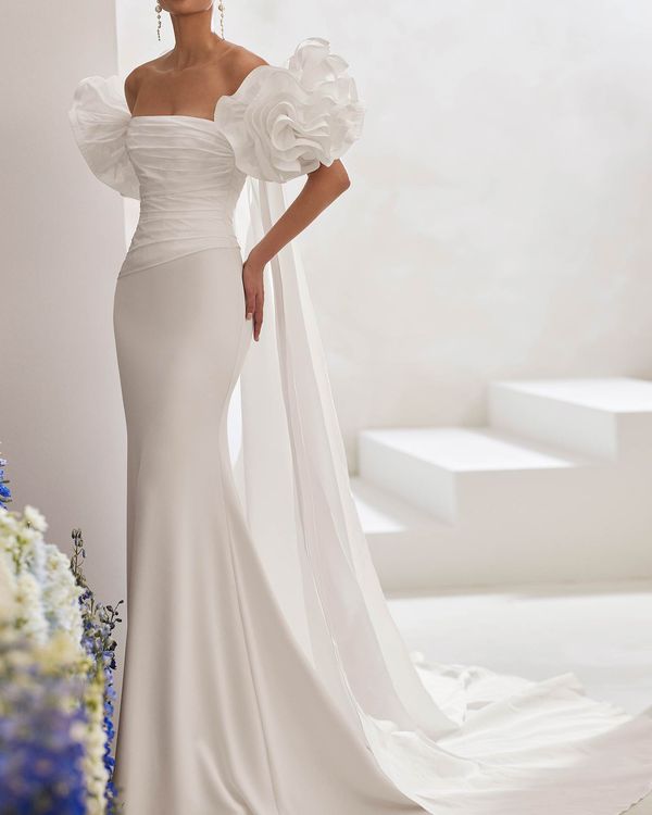 91946T15700 - Modern bridal cape made in taffeta with flounced sleeves. An on-trend Rosa Clará Couture outfit. 1