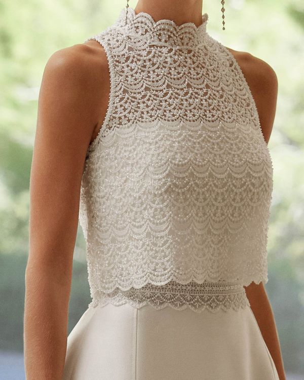 9A749ENJ00P - Veste de mariée confectionnée en dentelle et pierreries. Un outfit Rosa Clará. 1