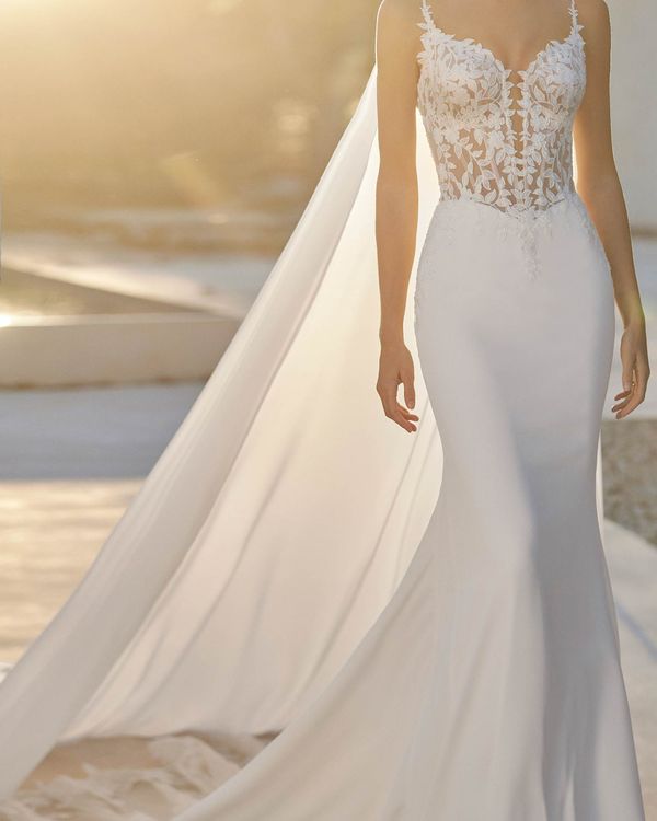 9A922GEORE0 - Mantella da sposa confezionata in georgette con intarsi di pizzo e applicazioni di strass. Un outfit Rosa Cla... 1